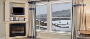 Serene 1-BR Ski-In/Ski-Out Retreat on Okemo Mtn.