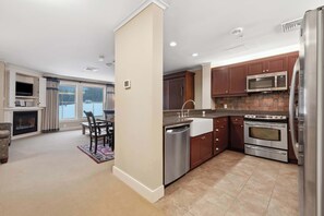 Fridge, microwave, oven, stovetop - Serene 1-BR Ski-In/Ski-Out Retreat on Okemo Mtn. (Ludlow)