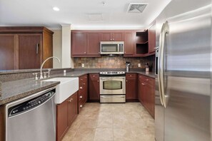 Fridge, microwave, oven, stovetop - Serene 1-BR Ski-In/Ski-Out Retreat on Okemo Mtn. (Ludlow)