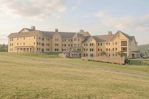 Serene 1-BR Ski-In/Ski-Out Retreat on Okemo Mtn.