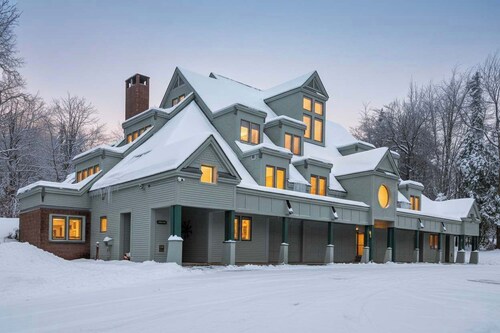 Mountainside 3-BR Ski-In/Out Alpine Retreat