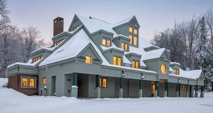 Mountainside 3-BR Ski-In/Out Alpine Retreat