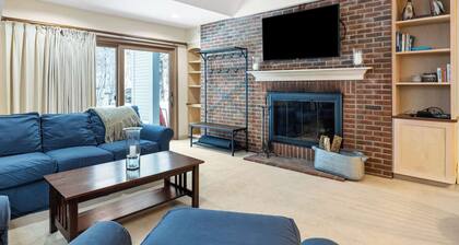Mountainside 3-BR Ski-In/Out Alpine Retreat