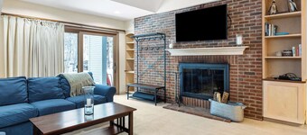 Mountainside 3-BR Ski-In/Out Alpine Retreat