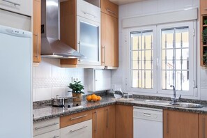 Private kitchen - Leones Home, parking and river views. (Sevilla)
