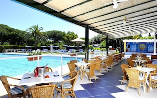 Bar junto a la piscina