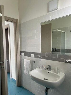 Superior Apartment | Bathroom | Shower, bidet, towels, soap - ITALY VILLAGE (Sessa Aurunca)