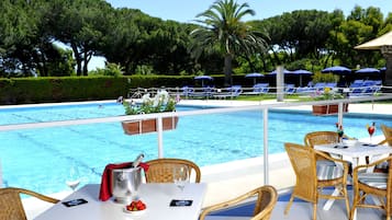 Piscine extérieure (ouverte en saison), parasols de plage