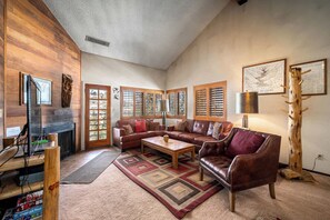 TV, fireplace, DVD player - Giant Steps 81 Ski in/Ski out (Brian Head)