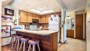 Fridge, microwave, stovetop, dishwasher