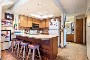 Refrigerador, microondas, placa de cocina, lavavajillas