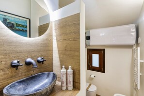 Een douche, een haardroger, handdoeken