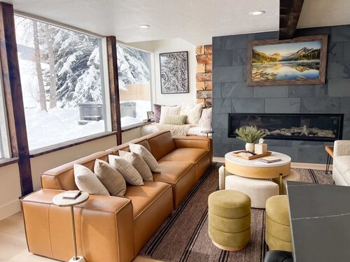 River's Edge, Modern Cabin, Fishing, Hot tub, Pet friendly!