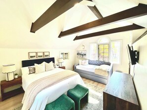 4 chambres, bureau, fer et planche à repasser, lit parapluie