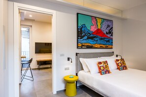 Tabla de planchar con plancha, wifi gratis y ropa de cama 