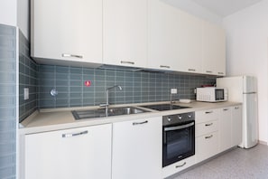 Een koelkast, een microgolfoven, een oven, een vaatwasser