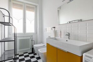 Douche, sèche-cheveux, serviettes fournies