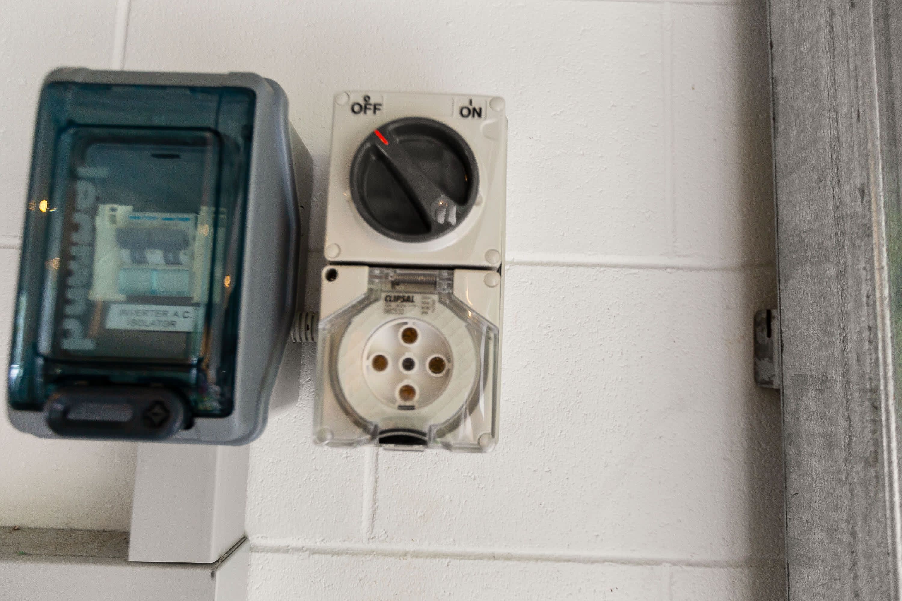 Un cuadro eléctrico instalado en la pared con un interruptor y un medidor.