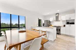 House | 4 bedrooms, Internet - Cove Retreat - Kid Pet and Pool Paradise (Palm Cove)