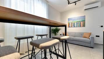 Estudio, vista a la ciudad | Comedor