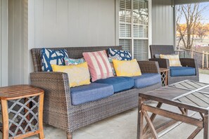 Terrace/patio - Cowboy Inspired Fun For A Big Group Just Minutes from Tulsa’s Best Attractions! (Tulsa)