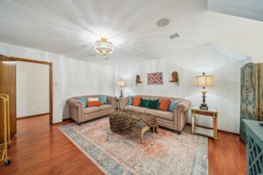 Smart TV, table football - Cowboy Inspired Fun For A Big Group Just Minutes from Tulsa’s Best Attractions! (Tulsa)