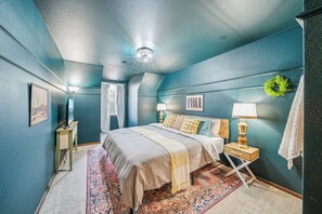 4 bedrooms, iron/ironing board, WiFi, bed sheets - Cowboy Inspired Fun For A Big Group Just Minutes from Tulsa’s Best Attractions! (Tulsa)