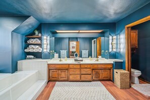 Shower, hair dryer, towels, soap - Cowboy Inspired Fun For A Big Group Just Minutes from Tulsa’s Best Attractions! (Tulsa)