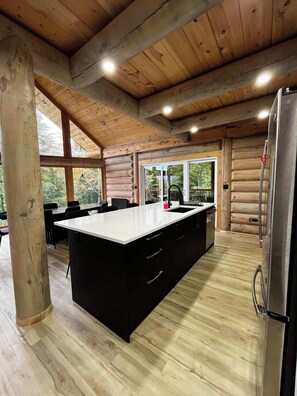 Jääkaappi, mikroaaltouuni, uuni, liesi