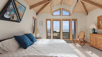 4 bedrooms, desk, iron/ironing board, travel cot