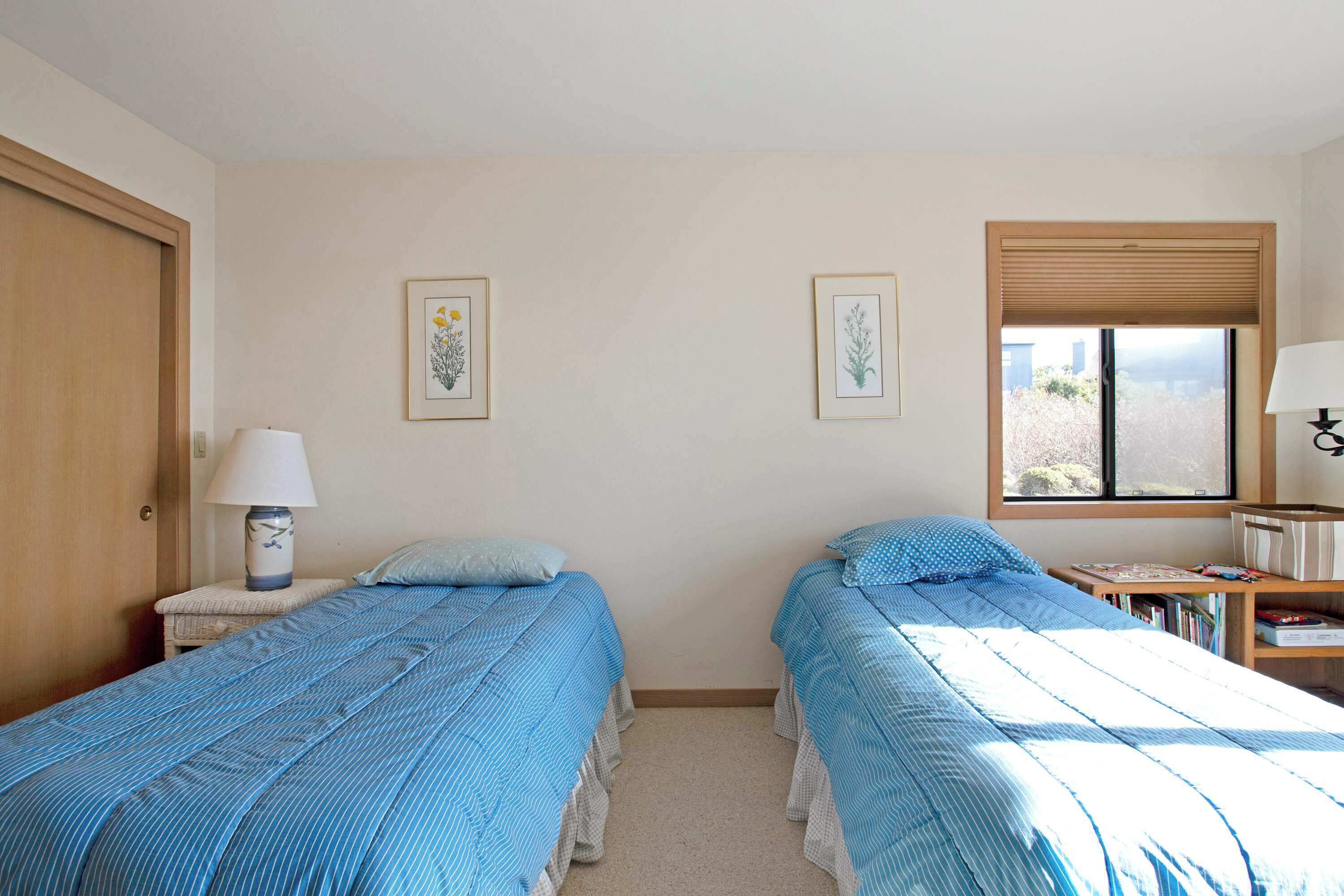 4 slaapkamers, een bureau, een strijkplank/strijkijzer, reisbedje