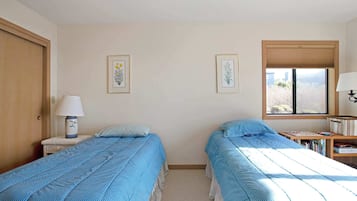 4 slaapkamers, een bureau, een strijkplank/strijkijzer, reisbedje