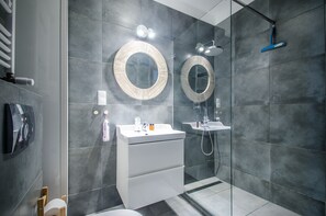 Suihku, hiustenkuivaaja, pyyhkeet, saippua