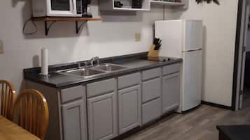 Frigorífico, microondas, placa de cocina y cafetera o tetera