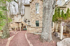 Apartment (5 Bedrooms) | Interior - Boulder Lake Access: Townhome w/ Deck! (Lake Harmony)