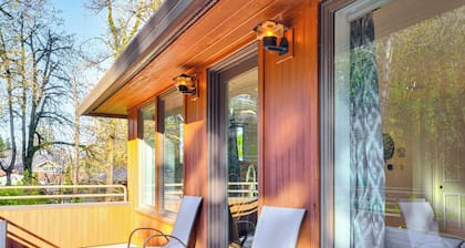 Walk to Willamette River: Studio in West Linn