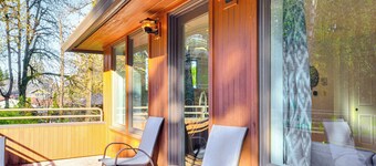 Walk to Willamette River: Studio in West Linn
