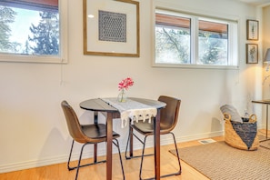 Apartment (0 Bedroom) | Interior - Walk to Willamette River: Studio in West Linn (West Linn)