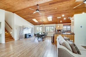 House (5 Bedrooms) | Interior