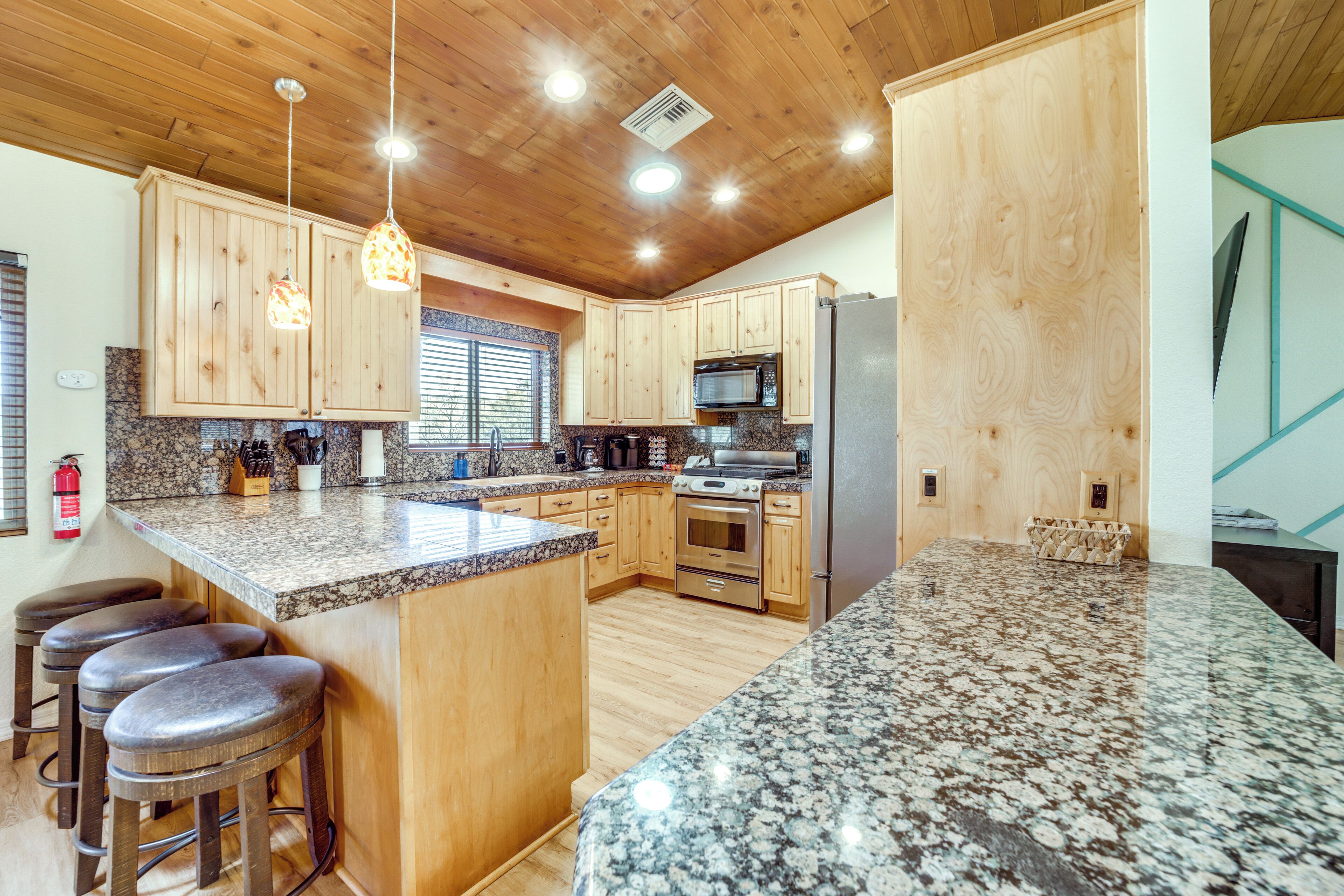 House (5 Bedrooms) | Interior