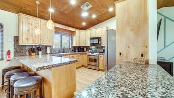 House (5 Bedrooms) | Interior