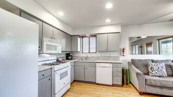 House (5 Bedrooms) | Interior