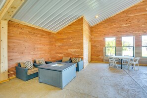 Interior - Indoor Pool & Boat Ramp: Lake Tawakoni Group Gem (Quinlan)