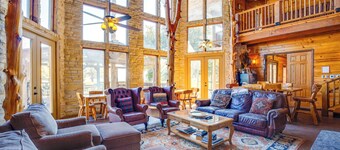 Waterfront Lodge on Lake Tawakoni: Group Getaway!