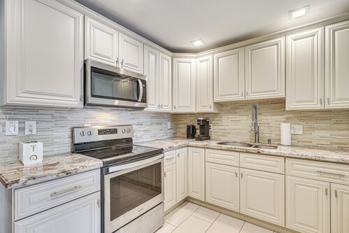 Hot Tub Haven: 4 Mi to Hard Rock Stadium!