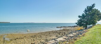 Walk to Grays Beach Park: Kingston Seaside Escape