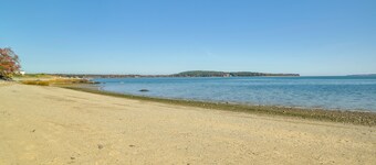 Walk to Grays Beach Park: Kingston Seaside Escape