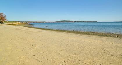 Walk to Grays Beach Park: Kingston Seaside Escape