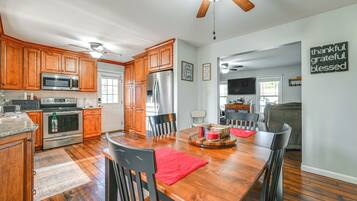 House (3 Bedrooms) | Interior