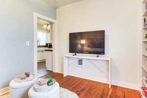 Cottage (2 Bedrooms) | Interior - Walkable Location: Quaint Cottage in Forest Grove! (Forest Grove)